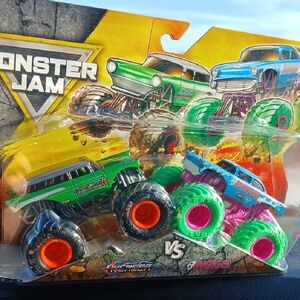 Avenger vs. Avenger Monster Jam Truck Set - Green and Blue